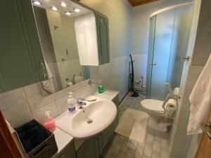 Ванная комната в Home with private garden near golf, beach, fishing +5 фотографий