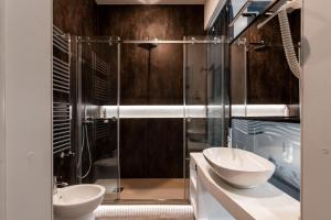 baño con 2 lavabos y ducha de cristal en Villena Plaza, en Palermo