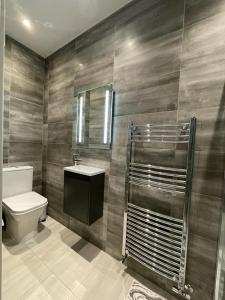 ein Bad mit einem WC, einem Waschbecken und einer Dusche in der Unterkunft Star London Finchley Road 3-Bed Retreat in London