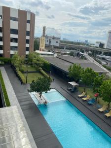 Der Swimmingpool an oder in der Nähe von The Quarter Ladprao by UHG