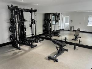 una sala de fitness con varias filas de equipos de ejercicios en Hedley House Hotel & Apartments, en York
