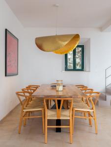 una sala da pranzo con tavolo e sedie in legno di Villa Schola a Brsečine