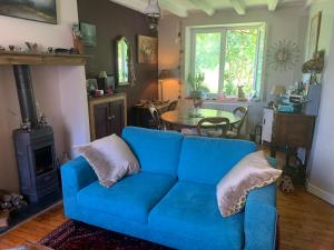 a blue couch in a living room with a table at Vingt Vieux Bourg in Rochefort-en-Terre
