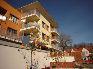 un edificio con un árbol con huevos de Pascua. en Apartamenty Zielone Tarasy, en Kołobrzeg