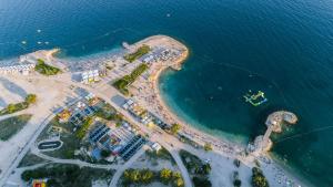 - une vue aérienne sur une plage au bord de l'eau dans l'établissement Apartman MNA, à Split