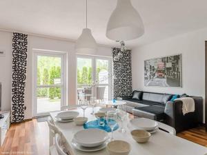 a living room with a table and a couch at Villa Żeglarzy-Apartamenty 3pokojowe in Rusinowo
