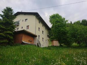 Budova, v ktorej sa apartmán nachádza