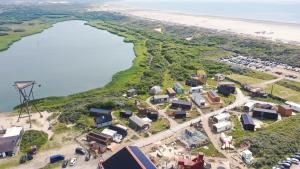 una vista aérea de un pueblo junto a un cuerpo de agua en Basecamp Tiny House Eco Resort en IJmuiden