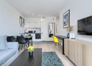 Kuchyňa alebo kuchynka v ubytovaní Apartament 12. Piętro - ACCO RENT + 7 fotografií