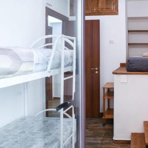 une chambre avec deux lits superposés et une cuisine dans l'établissement A Villeggiatura, à Scilla