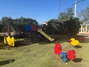 un parque con parque infantil con tobogán en Hotel El Cisne, en Zaragoza