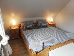 ein Schlafzimmer mit einem großen Bett mit zwei Lampen an Tischen in der Unterkunft Hardina in Nieblum