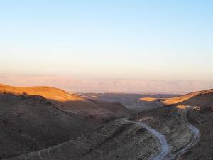 een uitzicht op een onverharde weg in de woestijn bij Dead Sea Desert's Edge in Arad