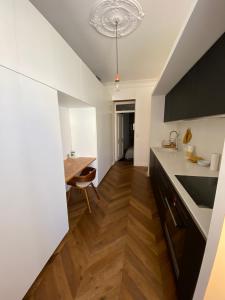 Televízia a/alebo spoločenská miestnosť v ubytovaní Appartement de maître T3 80m2 en plein centre.
