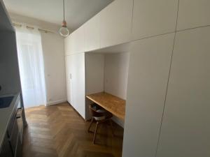 una pequeña cocina con una mesa de madera en una habitación en Appartement de maître T3 80m2 en plein centre., en Ajaccio