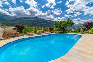 een zwembad met bergen op de achtergrond bij Residence Sonja in Naturno