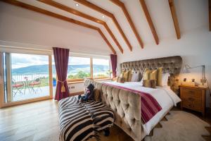 Giường trong phòng chung tại Knockderry Lodge -Private Luxury pet-friendly accommodation in Scotland with hot tub +25 ảnh