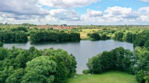 eine Luftansicht auf einen Fluss mit Bäumen in der Unterkunft zentrumsnahes Wohnen in der Alten Schule am See in Schwerin