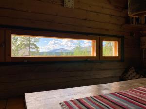 una ventana en una cabaña de madera con vistas en Loma-asunto tunturimaisemassa, en Ylikyro