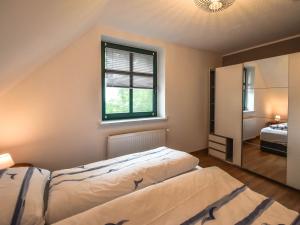 een slaapkamer met 2 bedden en een raam bij Ferienwohnung Hugo nur 200 Meter bis zum Wasser in Putbus
