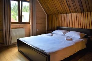 מיטה או מיטות בחדר ב-Srna Chalet - Rooms