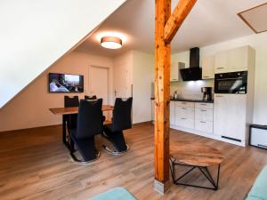 a kitchen and dining room with a table and chairs at Ferienwohnung Hugo nur 200 Meter bis zum Wasser in Putbus