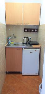 Una pequeña cocina con estufa y fregadero. en Mirko Apartments Budva, en Budva 38 fotos más