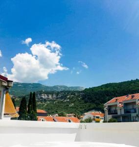 Blick auf eine Stadt vom Dach eines Gebäudes in der Unterkunft Mirko Apartments Budva in Budva