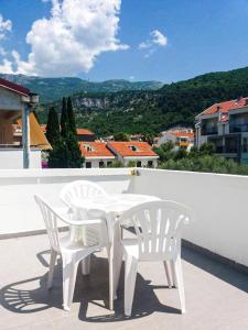 Ein Balkon oder eine Terrasse in der Unterkunft Mirko Apartments Budva