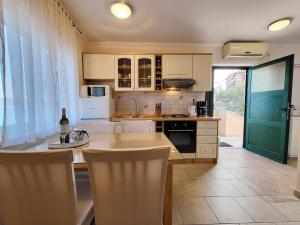 Kuchyň nebo kuchyňský kout v ubytování Holiday Home Duje