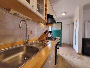 Kuchyň nebo kuchyňský kout v ubytování Holiday Home Duje