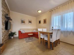 TV a/nebo společenská místnost v ubytování Holiday Home Duje
