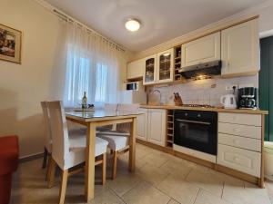 Kuchyň nebo kuchyňský kout v ubytování Holiday Home Duje