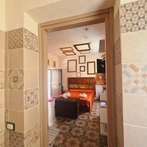 - une chambre dotée d'un lit avec des draps orange dans l'établissement Controvento B&B, à Marsala