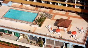 an overhead view of a building with a swimming pool at Apart Hotel em Brasília - Garvey Park Hotel in Brasilia +15 photos