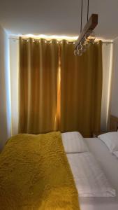 Łóżko lub łóżka w pokoju w obiekcie Apartament słoneczny