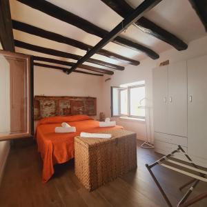 sypialnia z łóżkiem z pomarańczowym kocem w obiekcie Controvento B&B w mieście Marsala