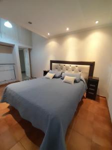een groot bed met kussens in een slaapkamer bij a termas voy in Termas de Río Hondo