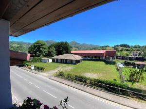 Nespecifikovaný výhled na hory nebo výhled na hory při pohledu z prázdninového domu