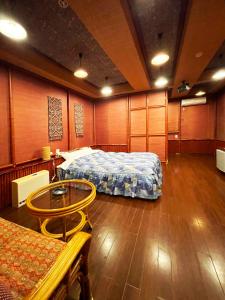 Yobito的住宿－Hotel ARUN，一间设有两张床和一张桌子的房间
