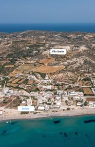 una vista aérea de una playa con las palabras "orden blanco" en Villa Oneiro Kefalos, en Kefalos 22 fotos más