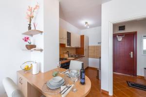 Kuchyňa alebo kuchynka v ubytovaní Fortuna apartment