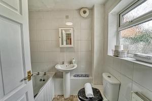 La salle de bains blanche est pourvue d'un lavabo et de toilettes. dans l'établissement Guest Homes - Southfield Residence, à Worcester