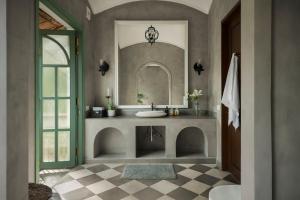 Φωτογραφία από το άλμπουμ του Villa Cardo 4 BHK in Assagao with Huge Private Pool & Big Garden Standalone Villa with Caretaker & Security σε Marna