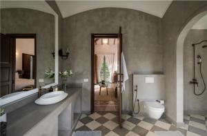 Ένα μπάνιο στο Villa Cardo 4 BHK in Assagao with Huge Private Pool & Big Garden Standalone Villa with Caretaker & Security