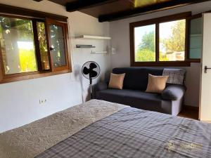 Un pat sau paturi într-o cameră la Casa de 2 dormitorios con piscina privada y desayuno incluido en Alhaurin +19 fotografii