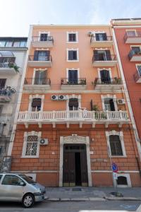 un bâtiment orange avec un balcon et une porte dans l'établissement LA DIMORA E IL REDENTORE, à Bari