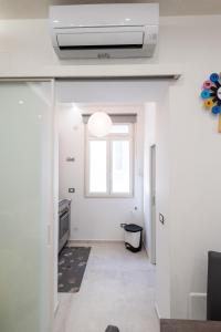 un soggiorno con finestra e soffitto di LA DIMORA E IL REDENTORE a Bari Altre 38 foto