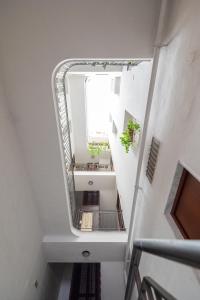 vista sul soffitto di un bagno con specchio di LA DIMORA E IL REDENTORE a Bari