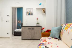 - un salon avec un canapé et un lit dans l'établissement LA DIMORA E IL REDENTORE, à Bari